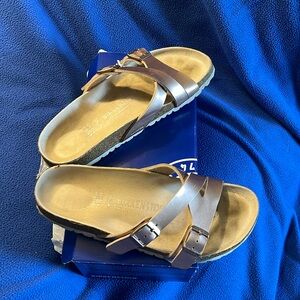 Women’s Yao Birkenstock sandals. Used condition size 39 rose gold metallic